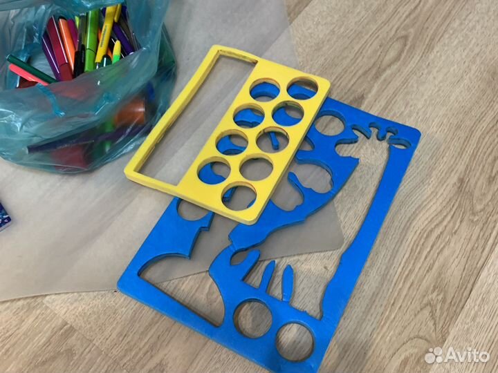 Пакет фломастеры, ручки, на стол подстилка, краски