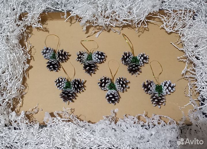 Елочные игрушки из шишек