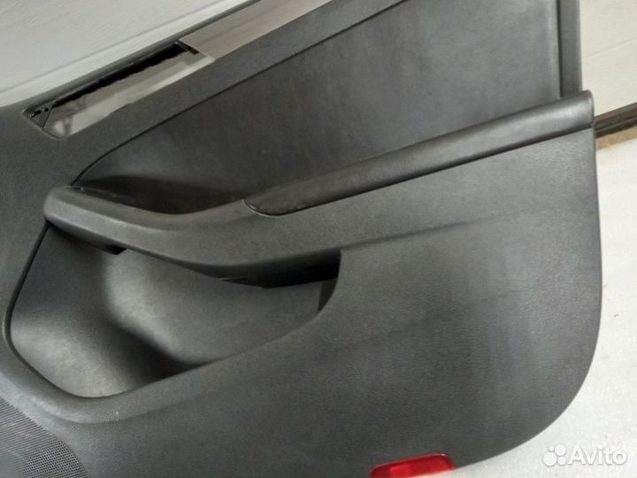 Обшивка двери передней правой Volkswagen Jetta VI