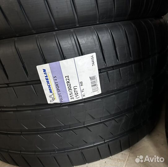 Michelin Pilot Sport 4 S 285/35 R22 и 315/30 R22