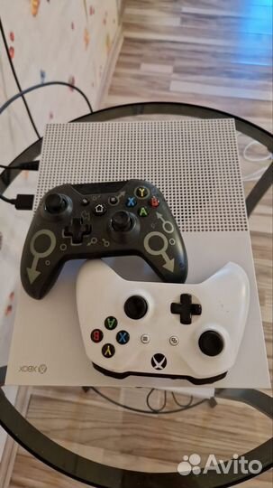 Xbox one s 2 геймпада 1tb