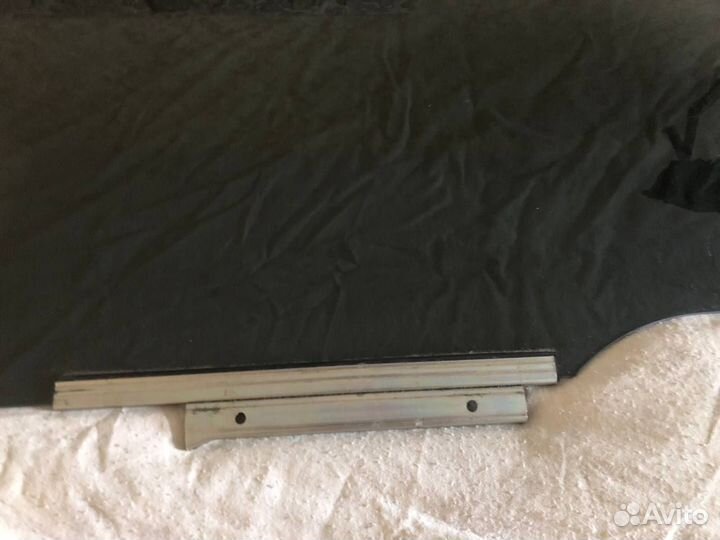 Продам заднее левое стекло на Toyota Rav 4 CA40