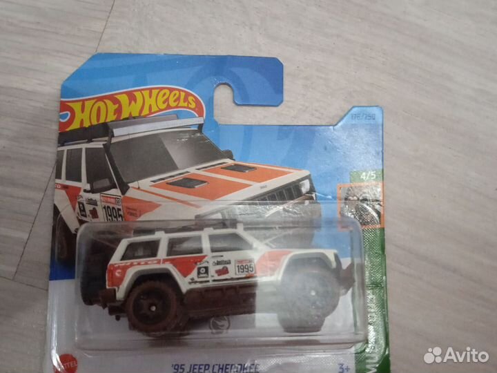 Hotwheels моделька 1:64 '95 jeep cherokee' Hunter