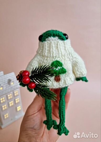 Новогодняя лягушка в свитере с новогодней ёлкой