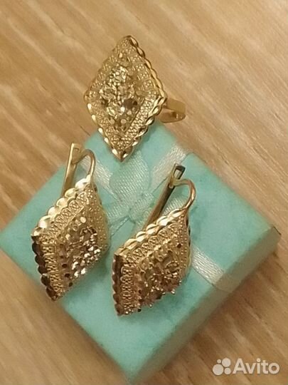 Золотые серьги и кольцо с бриллиантами