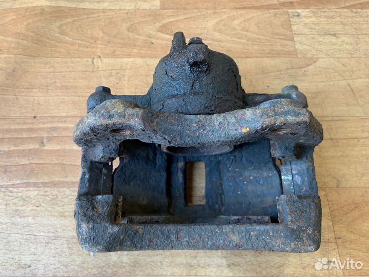 Суппорт передний правый Nissan Almera N16 седан