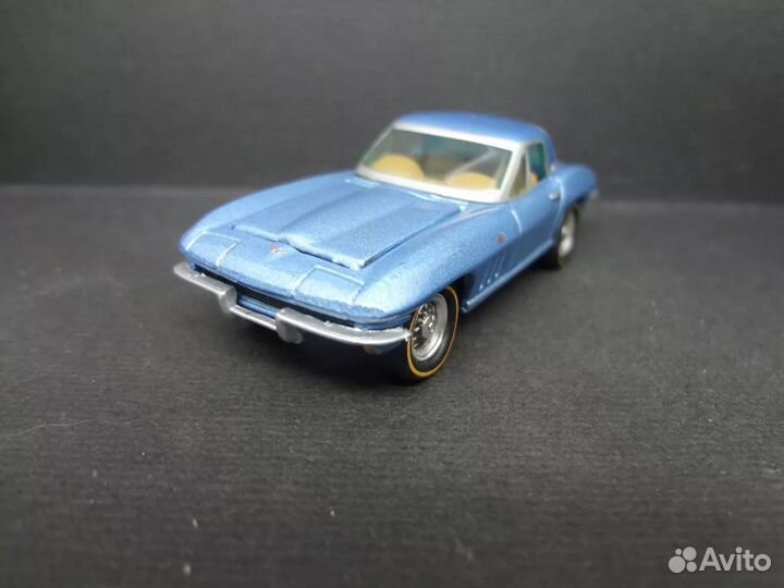 Johnny Lightning 1/64 1965 Chevy Corvette Hardtop