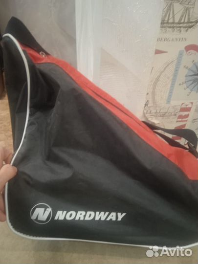 Продам новые коньки защита на лезвия и сумку