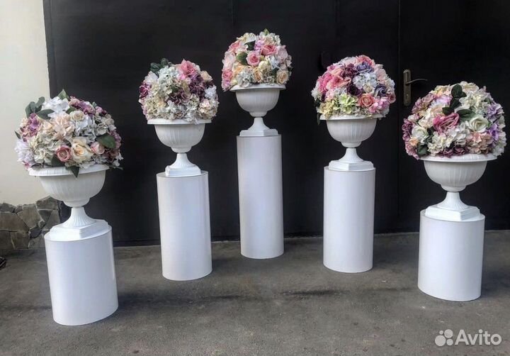 Стойки с цветами