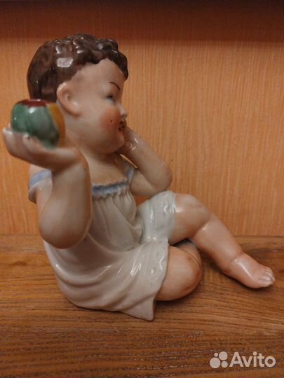 Фарфоровая статуэтка СССР пупс с яблоком