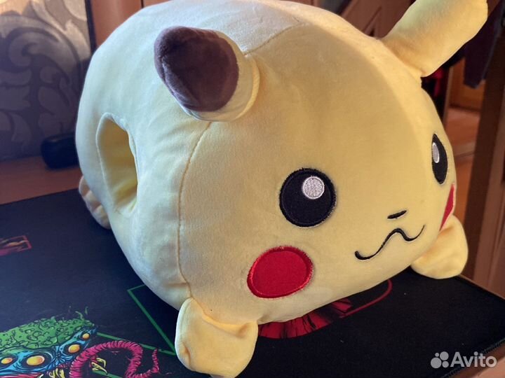 Подушка с отверстиями для рук 