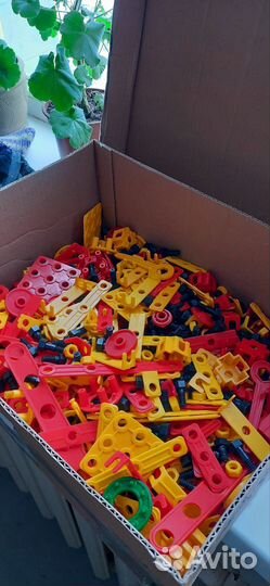 Конструктор 850 деталей 