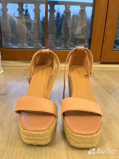 Босоножки летние на танкетке
