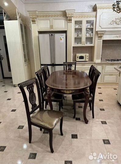 Обеденный стол и стулья
