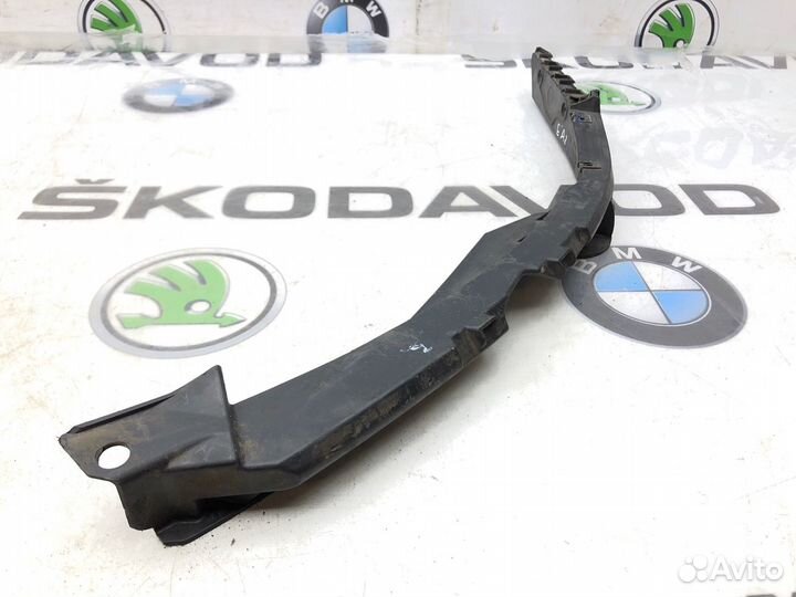 Направляющая бампера передняя левая Skoda Octavia