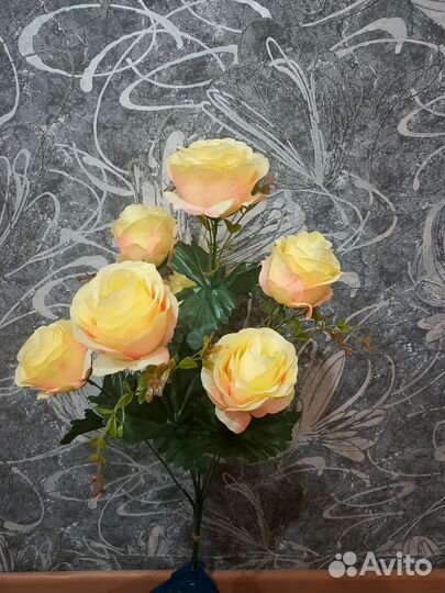 Искусственные цветы на кладбище