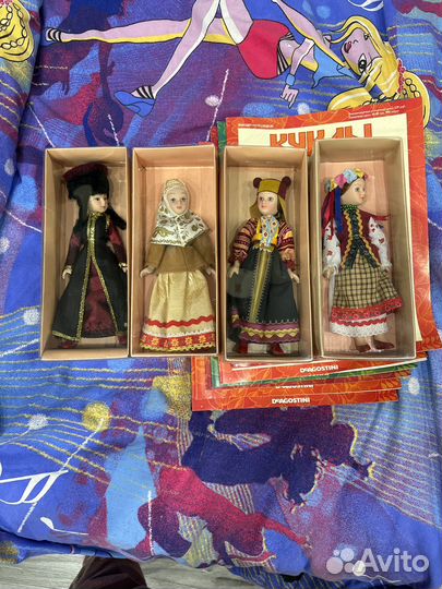 Фарфоровые куклы в разных народных костюмах