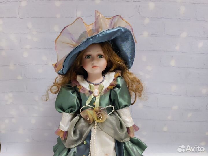 Кукла фарфоровая remeco в шляпе 42 см