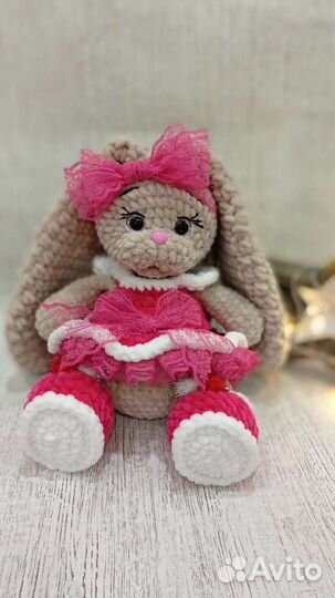 Игрушка ручной работы вязаная зайка