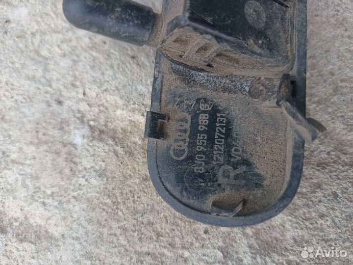 Форсунка омывателя правая Audi VW