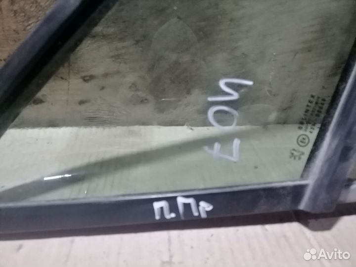 Форточка двери перед право Peugeot 407