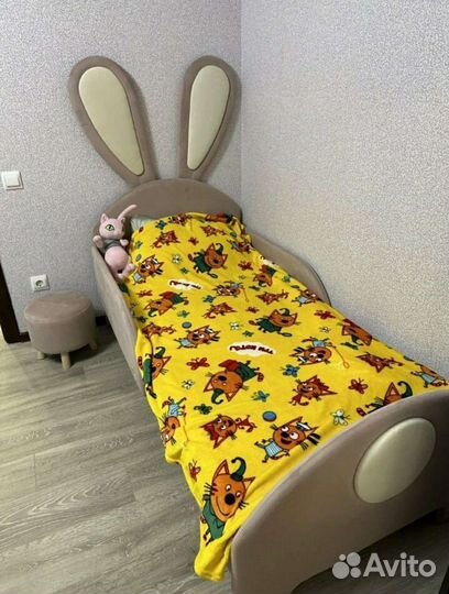 Кровать детская с пуфом