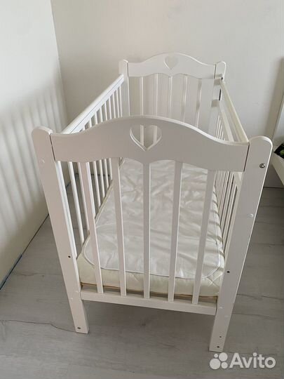 Детская кроватка с маятником