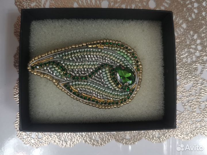 Брошь ручной работы из бисера