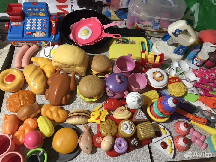 Детская кухня и к ней много мелочей