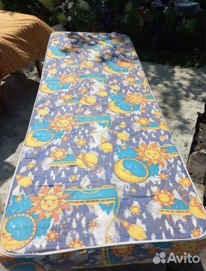 Двухъярусная железная кровать