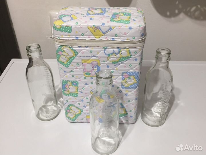 Банки и контейнер на молочную кухню