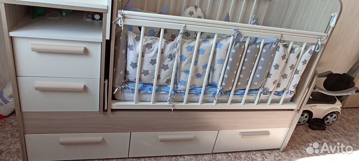 Детская кроватка с маятником и комодом