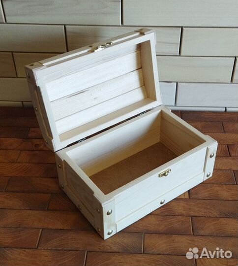 Ящик, сундук из дерева для подарков