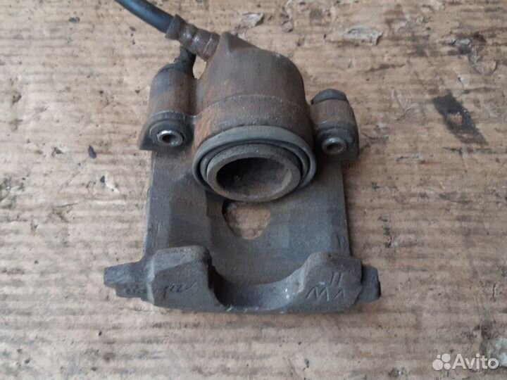 Суппорт передний Фольксваген Гольф 2