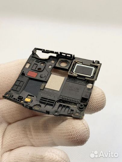 Sony Ericsson U5I Vivaz. Прижимная пластина