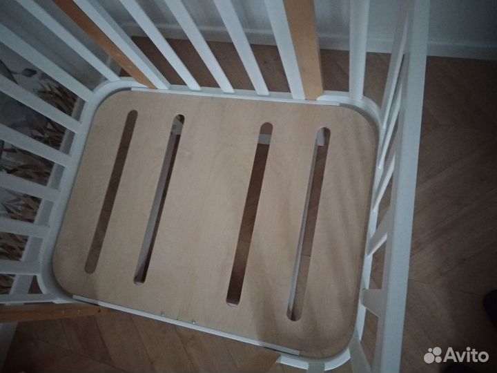 Кроватка детская с маятником