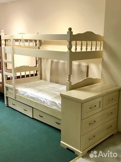 Двухъярусная кровать из массива