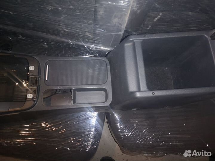 Вставка центрального подлокотника Volkswagen Tiguan