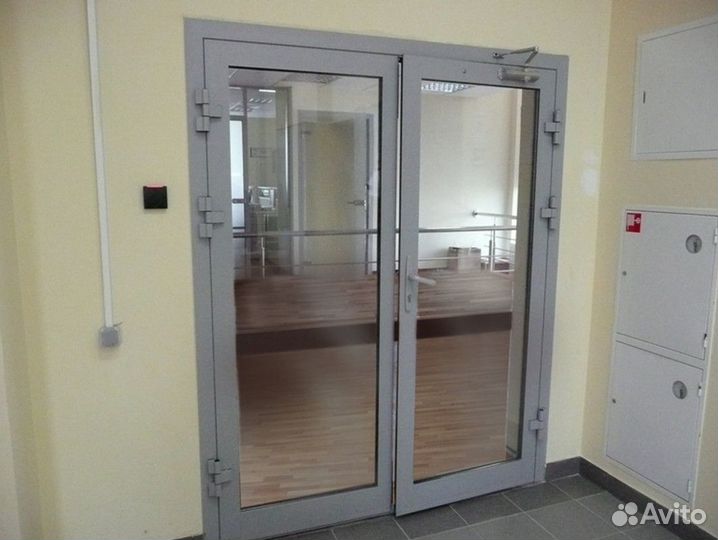 Алюминиевые двери новые