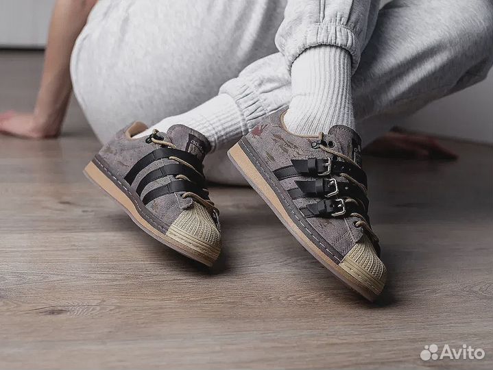 Adidas Superstar Rabbit hole