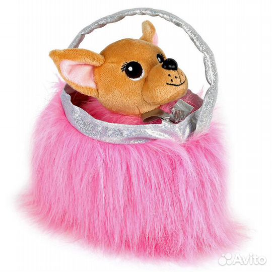 Собачка Чихуахуа в пушистой сумке