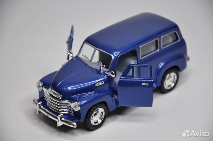 Модель автомобиля Chevrolet Suburban 1950 металл