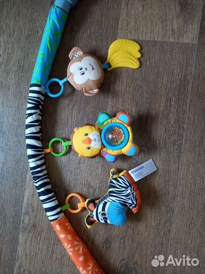 Развивающая дуга с игрушками на кроватку