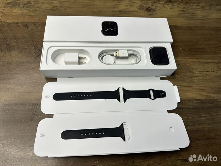 Продам Apple Watch series 5 (44 мм)