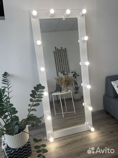 Гримерное зеркало с лампочками