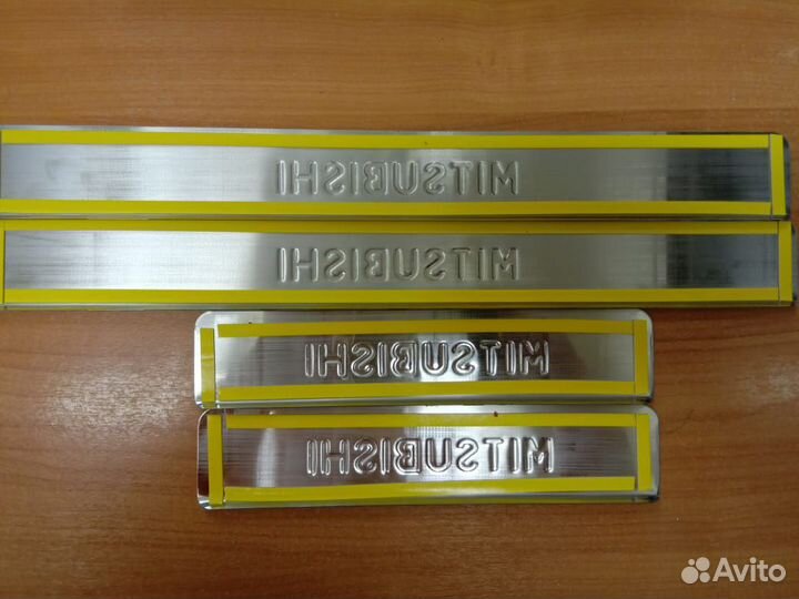 Накладки на пороги Mitsubishi (нержавейка)