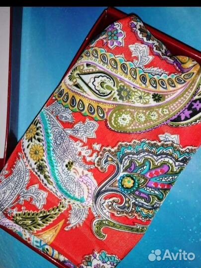 Огромный шёлковый палантин с кисточками