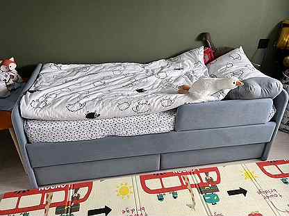 Новая детская кровать с мягк�ой спинкой