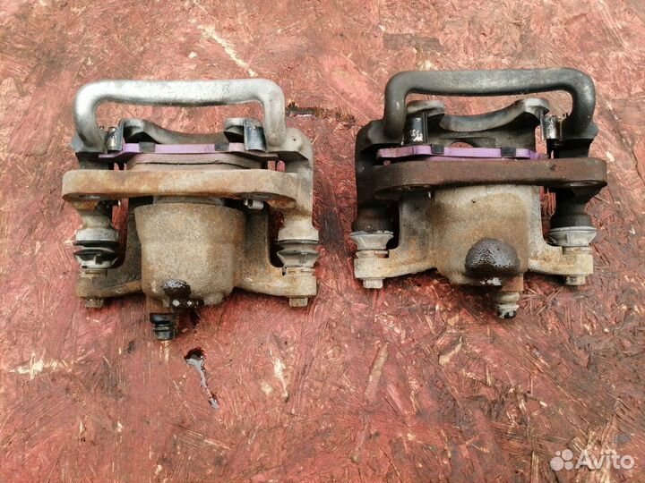 Суппорт тормозной задний Toyota Venza 2009-2017