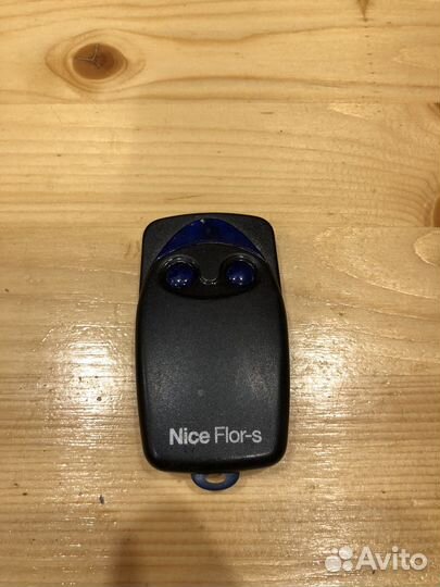 Пульт-брелок для ворот и шлагбаумов Nice FloR-S
